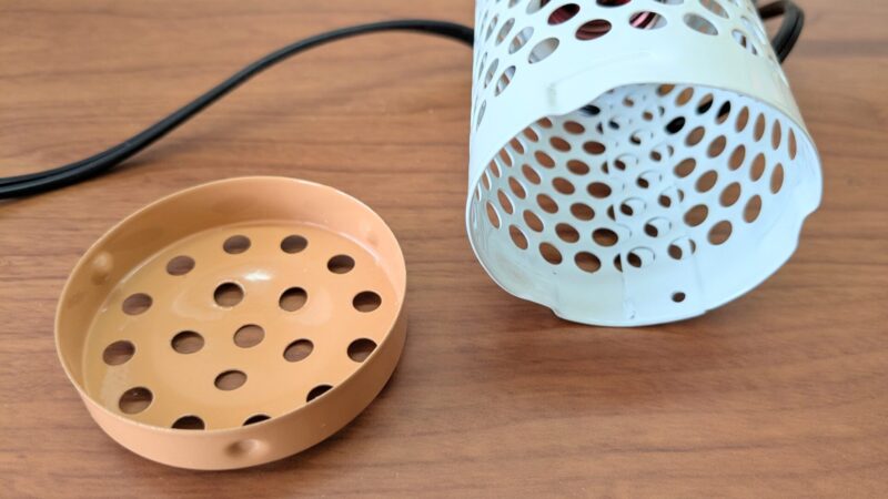 マルカン保温電球カバー付き20w のカバーのふたを開けた状態