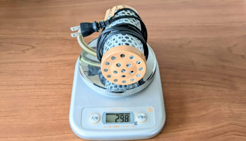 計りの上に置いたマルカン保温電球カバー付き20w