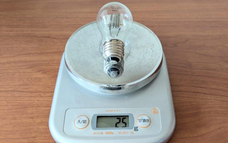 はかりに置いた電球