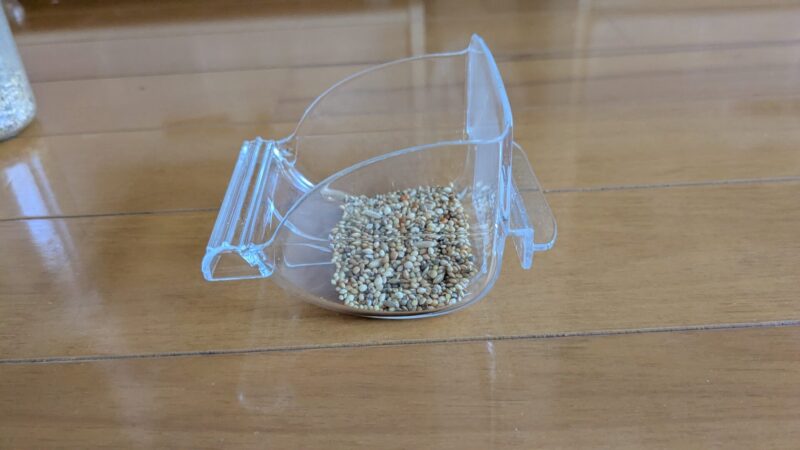 餌を入れた横から見た食器