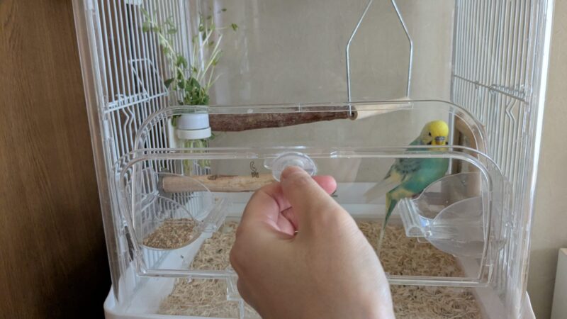 正面扉のつまみを回して開けている