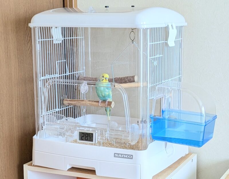 側面の扉に取り付けたバードバス