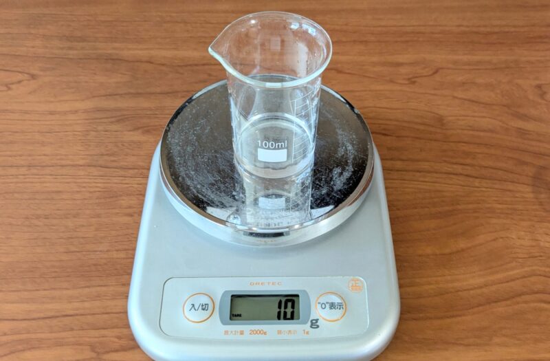 ビーカーに入った10gの水