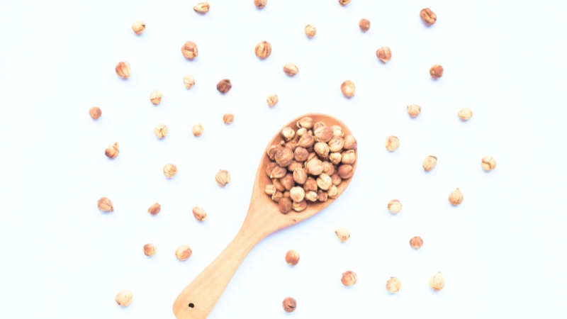 スプーンの上と周りに散らばったセキセイインコのおや