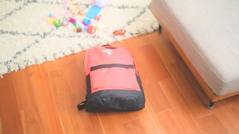 部屋の床に置かれた防災リュック