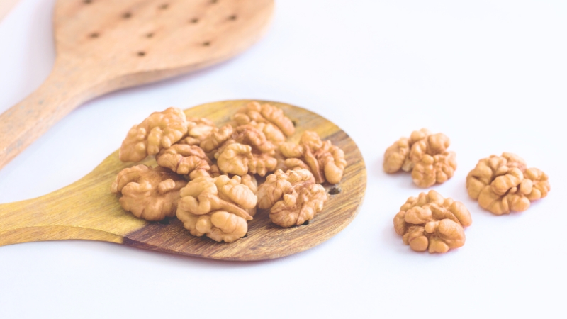 木べらの上に置いてあるくるみ