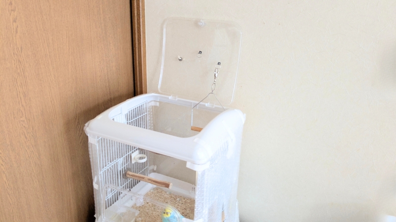 寒さ対策をしたケージで開いた天井扉