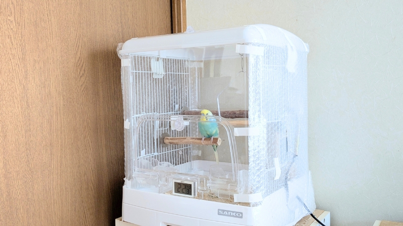 寒さ対策をしたセキセイインコのケージ