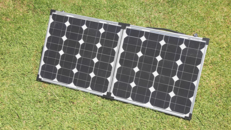 芝生の上に置いた小型のソーラパネル
