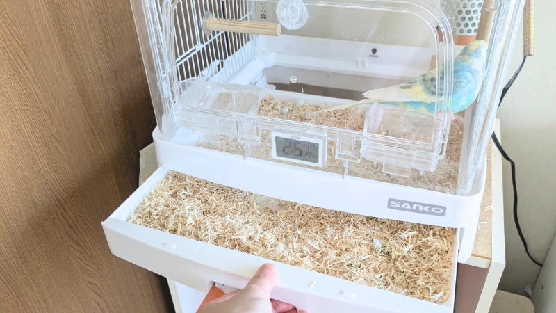 掃除のために引き出しているケージの底トレイ