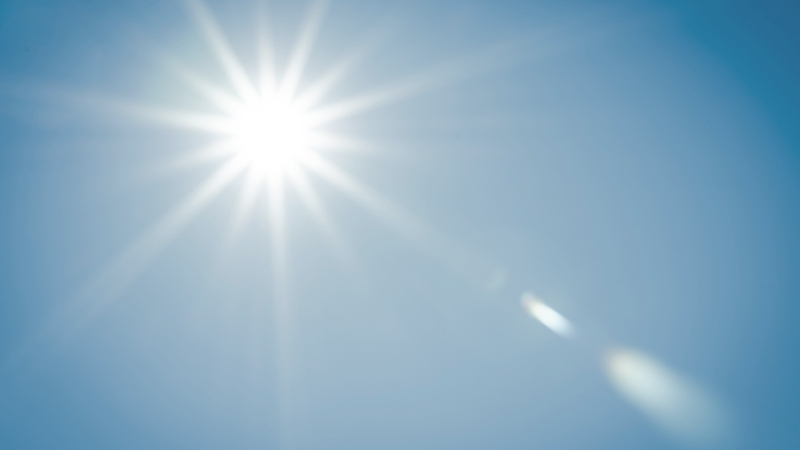 青い空から降り注ぐ日光
